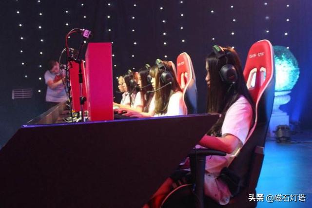  电竞少女崭露头角，精准预判助队翻盘  