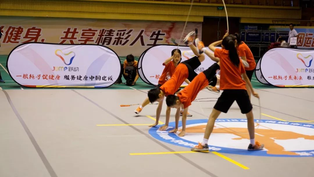  网球拍个性化定制兴起，激光雕刻图案成潮流