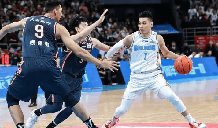 郭艾伦突破上篮绝杀北京首钢震惊全场 郭艾伦突破上篮绝杀北京首钢震惊全场