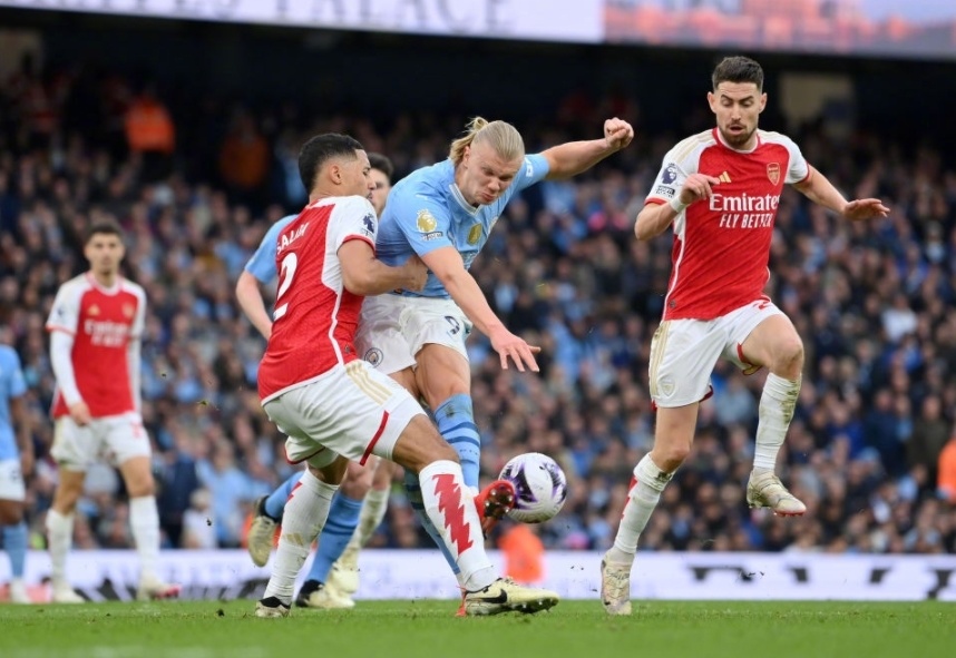  利物浦绝杀曼城登顶榜首，争冠格局愈发激烈