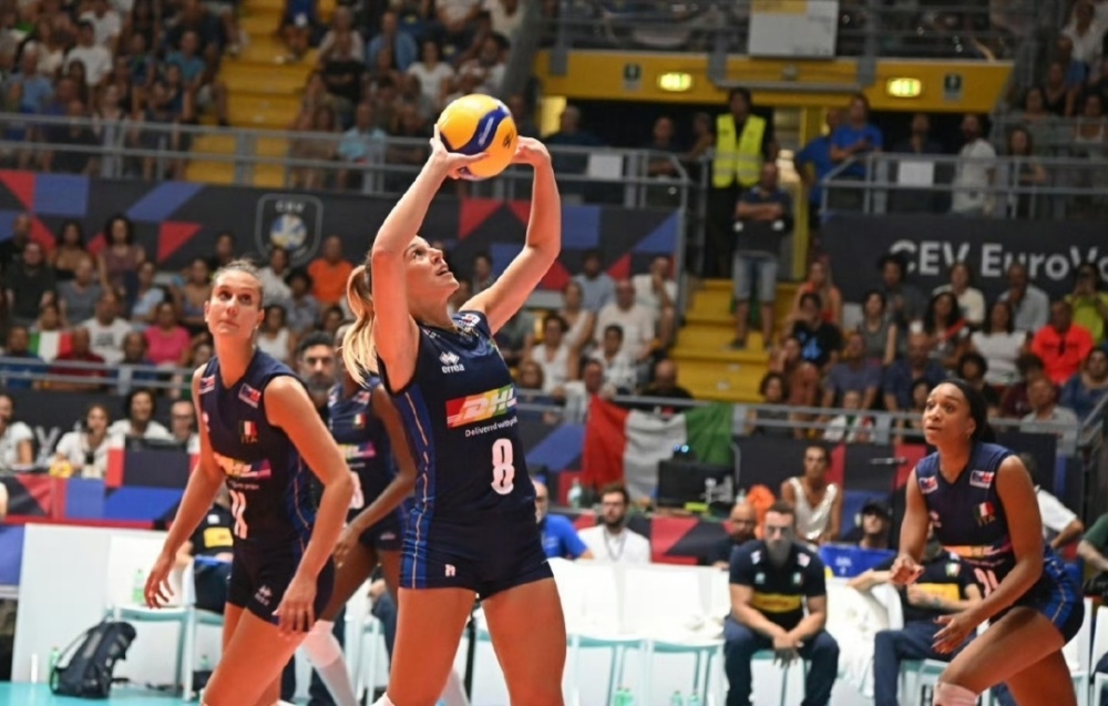  贝雷蒂尼发球上网，鹿特丹站打破冠军荒