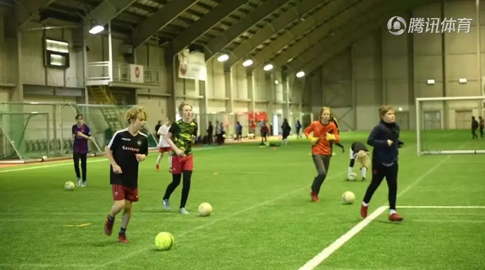  夜间灯光球场投入使用，上班族下班后挥拍健身